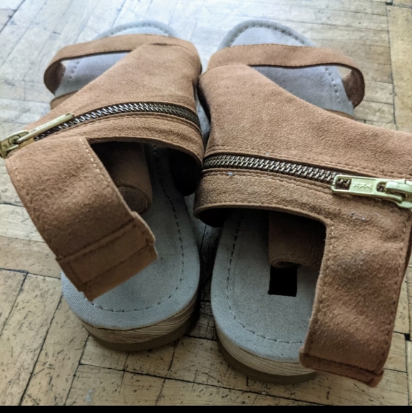 Bhava Rio Sandals 8.5/9 Tan Cut-out Vegan Faux Suede Side Zip Summer Resort - Picture 3 of 4